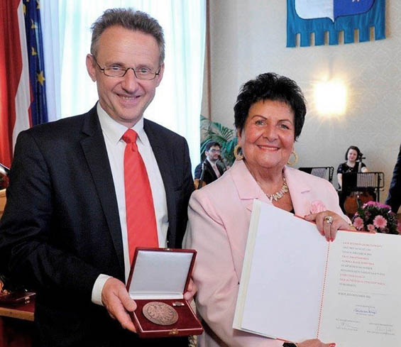 Landtagsabgeordneter und Gemeinderat Ernst Woller und ich mit Medaille und Dekret (Foto: Peter Horak)